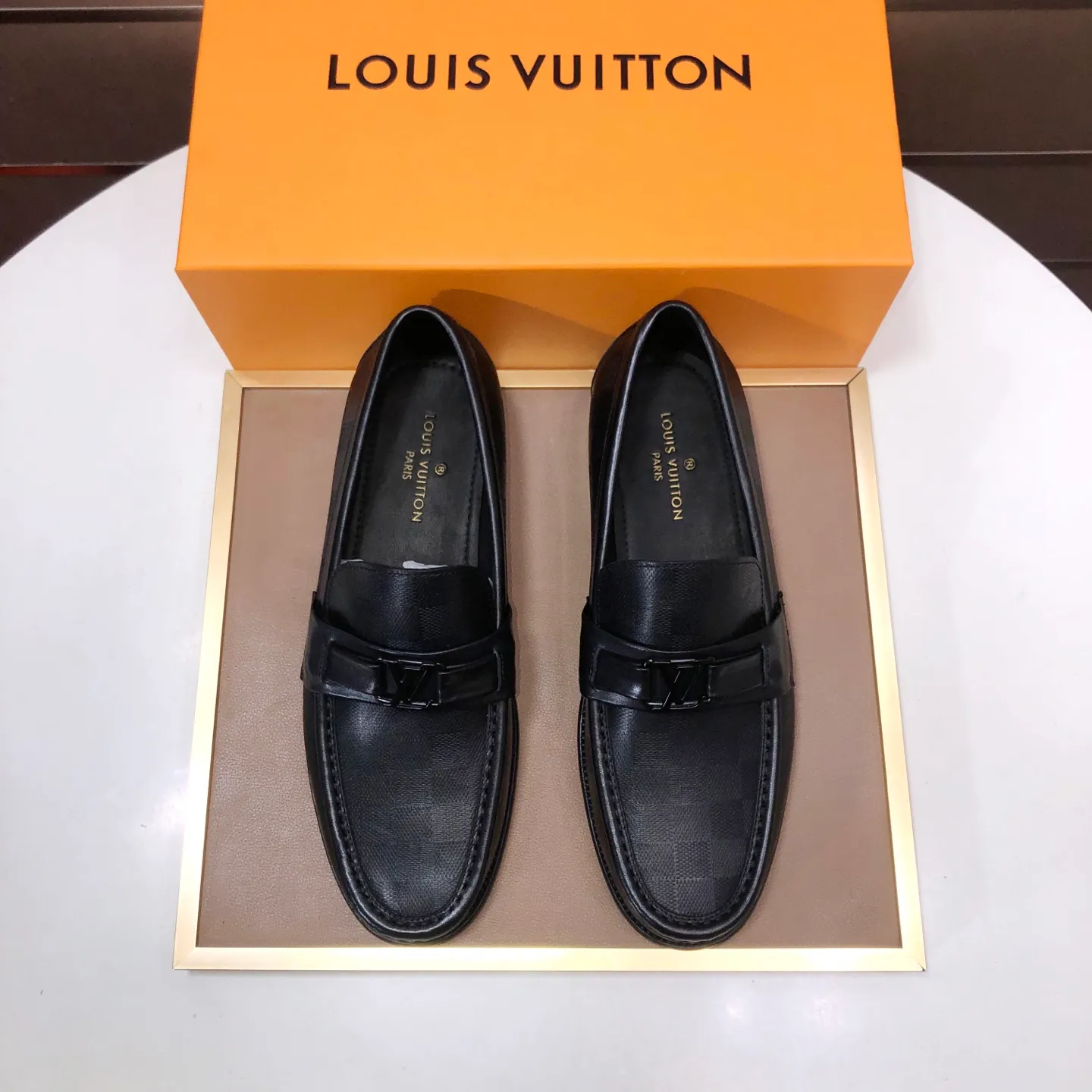 Men's men's shoes💰540💰[LV] (original single cowhide lining)🍀LV's latest genuine leather business suit shoes are available on the official website at the same time. The first-layer cowhide imported from Italy is made of heavy gold, and the official website has a 1:1 rubber outsole. Versatile to wear, high-end without losing class, and the color combination is extraordinary. This four-season style is alluring when worn on your feet, showing off your big-name flair. Standard code 38-45 (45 customized)